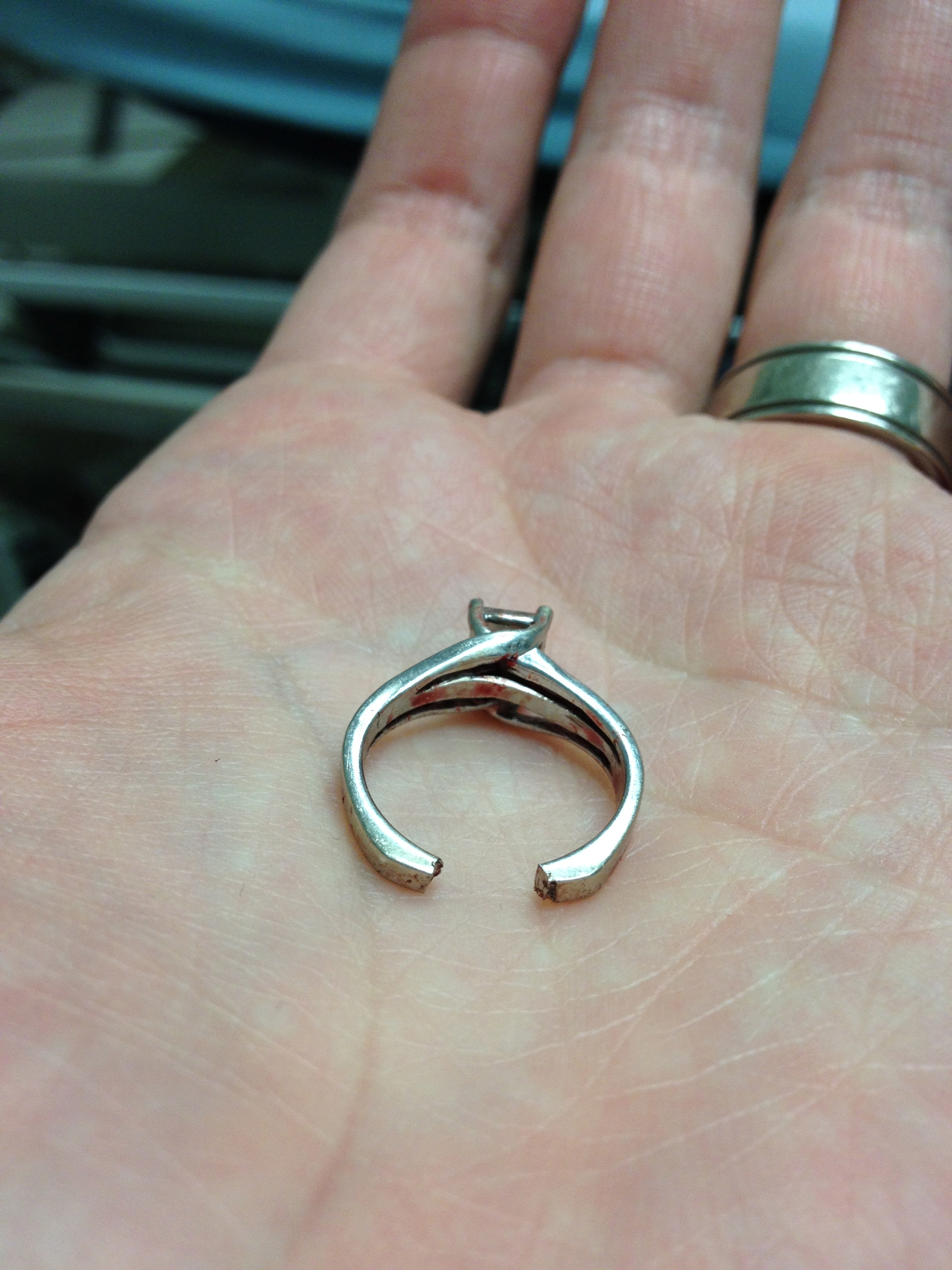 Сломанное золотое кольцо. Сломанное кольцо. Сломанное серебряное кольцо. Лопнуло кольцо. Треснутое кольцо.